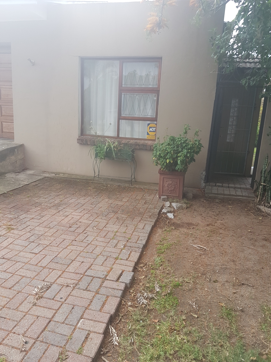 To Let 1 Bedroom Property for Rent in Fernglen Eastern Cape